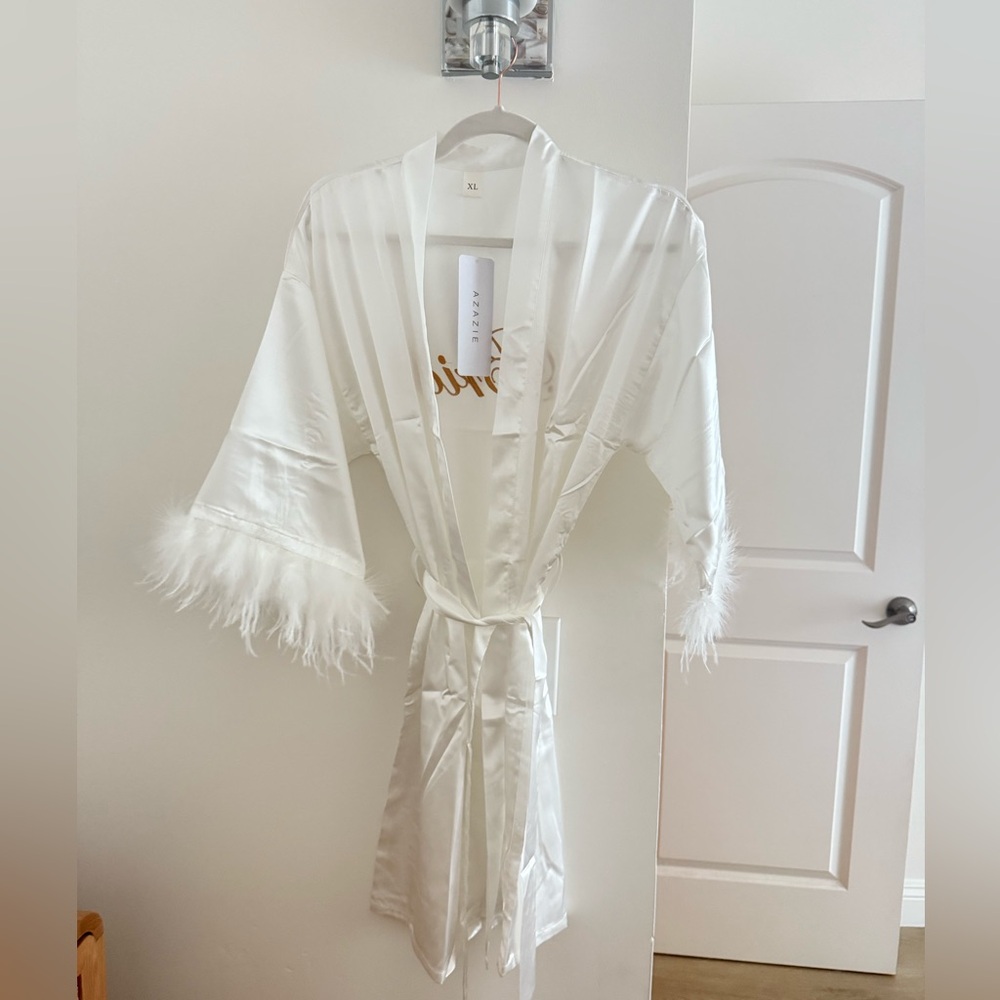 White Feather Bride Robe - Picture 4 of 6